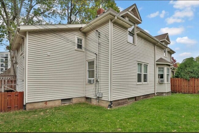 Building Photo - 3016 DuPont Ave S