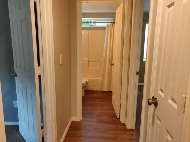 Building Photo - Stylish SW Bend 3×2 with Fenced Yard