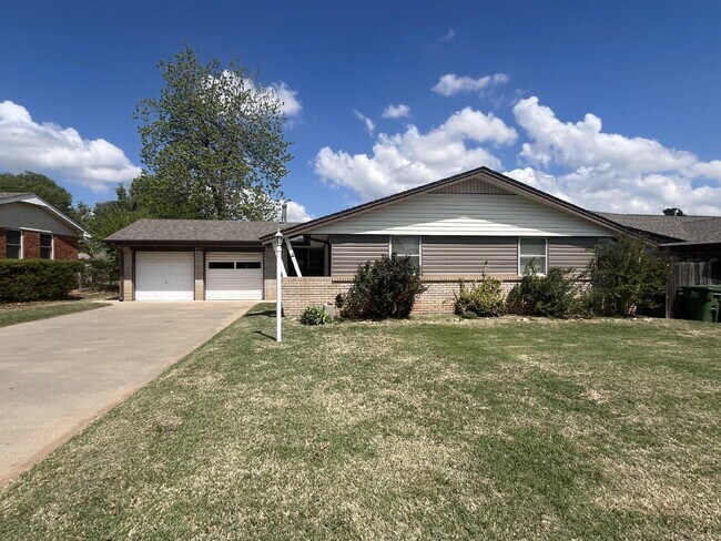 Building Photo - "Charming Space in Yukon, OK! Lawn care included!"