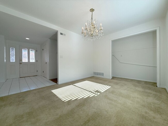 Building Photo - 4 Bed + 3 Bath + Bonus Room + Loft