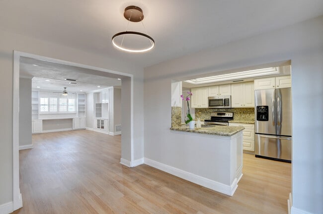 Building Photo - 1010 SW 1st St