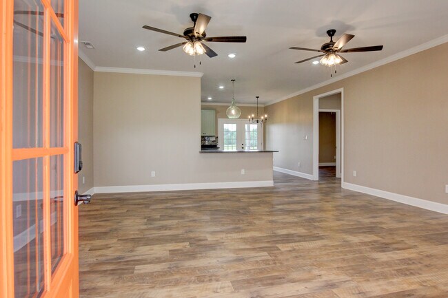 Building Photo - 135 Riverbend Dr