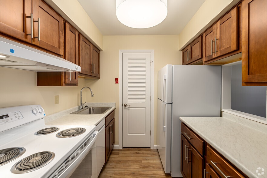 3BR, 2BA - 1,200SF - Kitchen - Parkside Gables