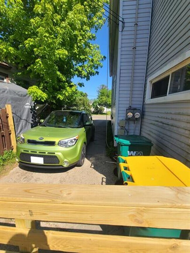 Building Photo - 1323 Shore Dr