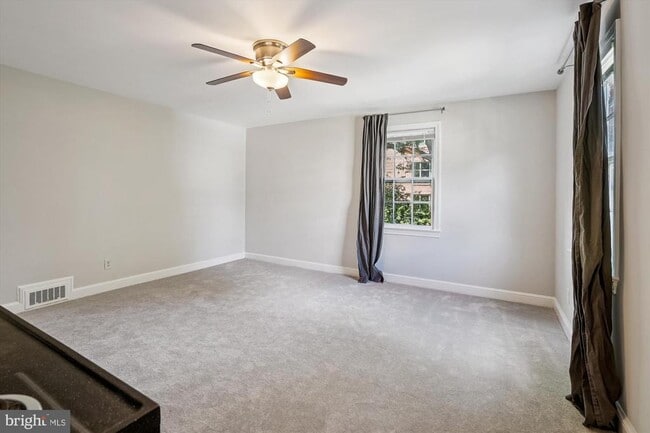 Building Photo - 904 N Ivy St