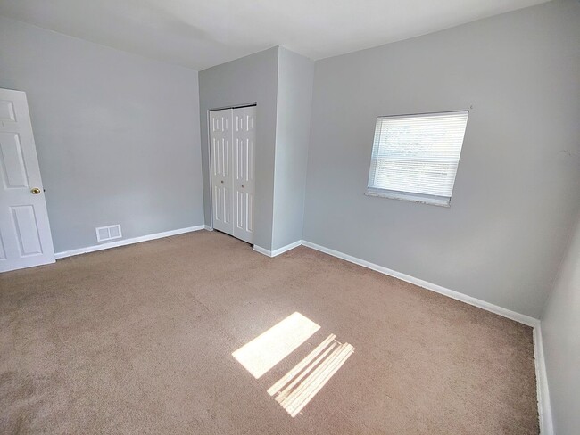 Building Photo - *Spacious & Updated 2BD/2BA Single Family ...