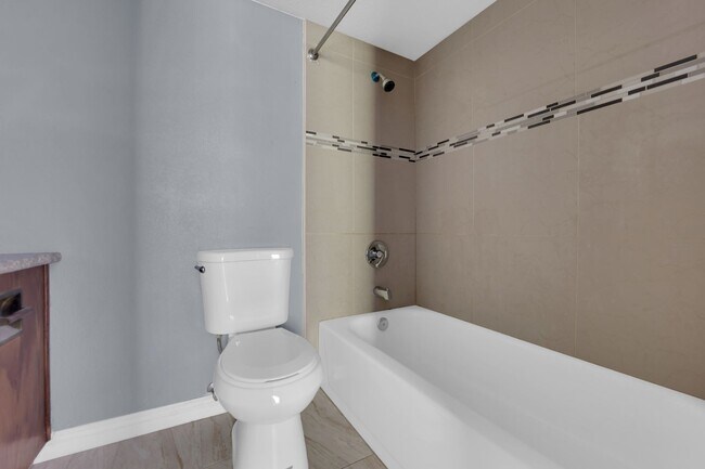 Building Photo - NEWLY REMODELED 2 BEDROOM CONDO!