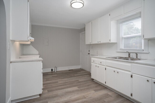 Building Photo - Quiet country living in the middle of it a...