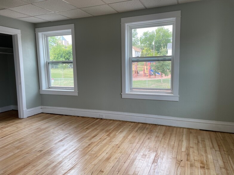 New vinyl windows - 432 E 7th St