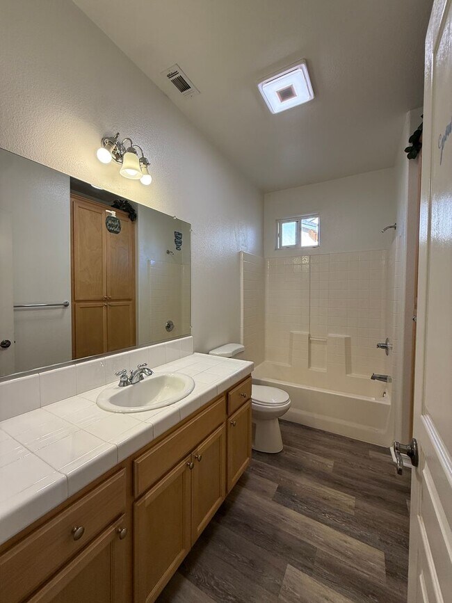 Building Photo - Beautiful Bradley Square Single Story Home With Easy Access to Shopping/101 Frwy