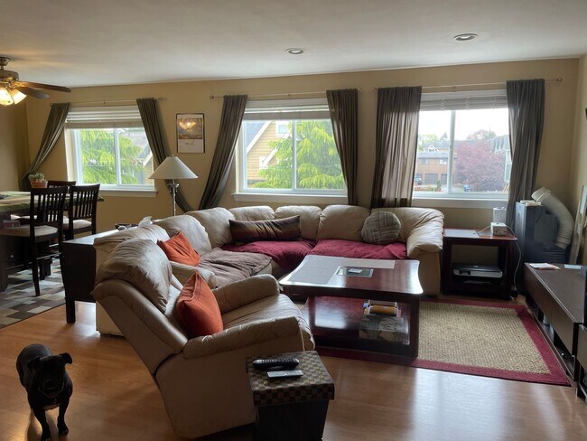 Building Photo - Bright & Spacious Top-Floor Condo in Greenwood!