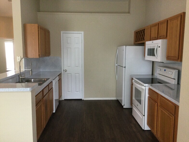 Building Photo - 223 Dartmouth Dr