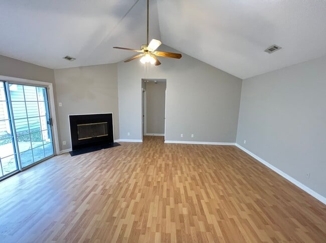 Building Photo - Fantastic 2 bedroom Durham House