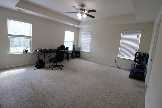 Building Photo - 870 Cormier Dr
