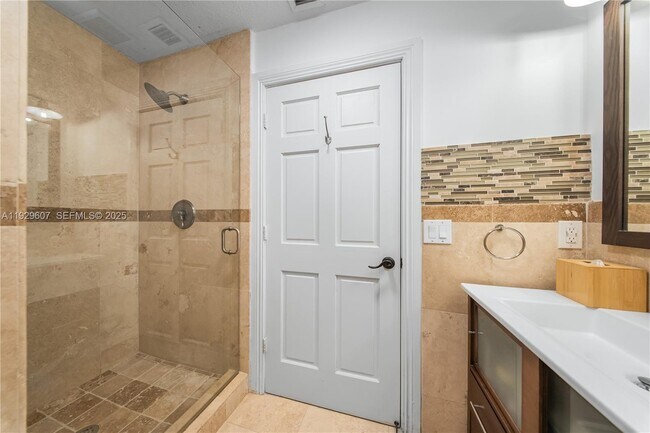 Building Photo - 3922 SW 60th Ave