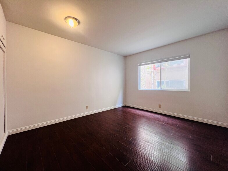 Building Photo - 1142 S Serrano Ave