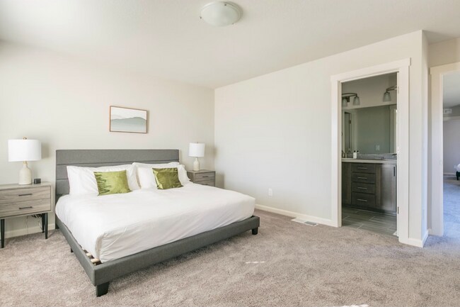 Building Photo - 7743 SE Kinnaman St