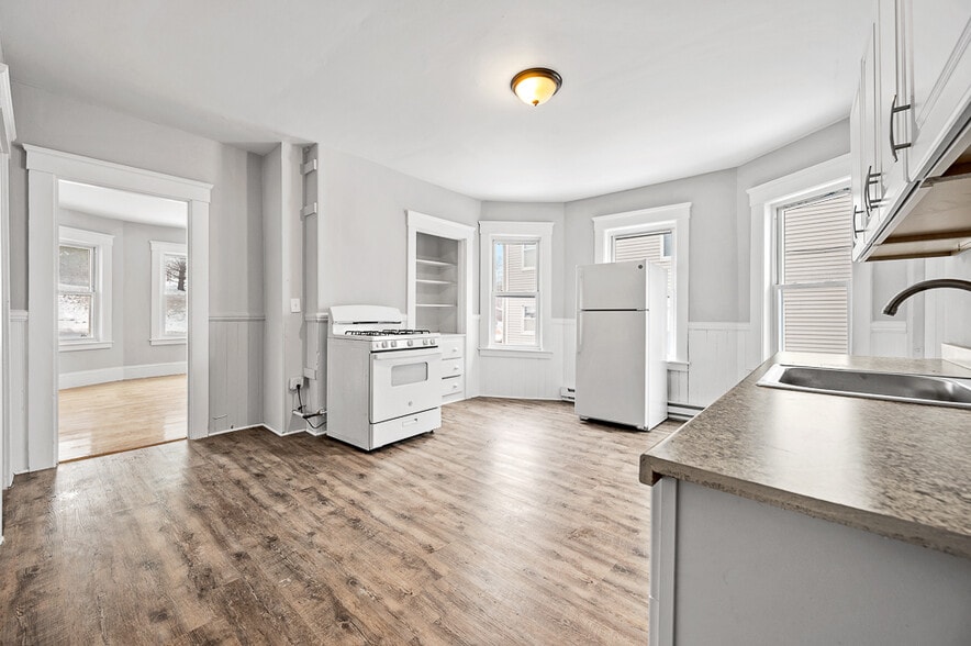 Building Photo - 256 Belmont St