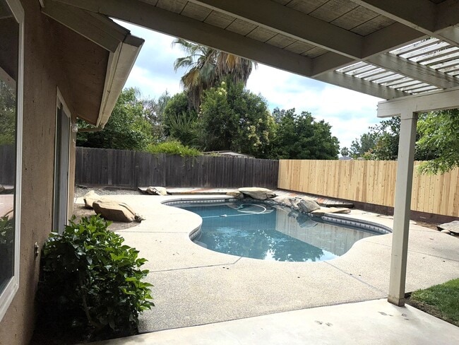Building Photo - 875 E Cromwell Ave