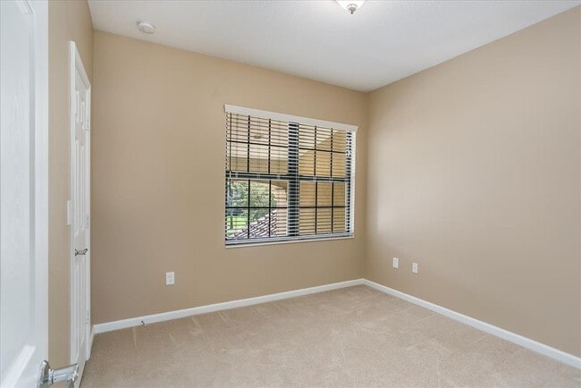 Building Photo - Beautiful Townhome in Vizcaya