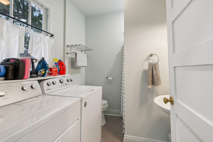 Building Photo - 5622 Charles Pl