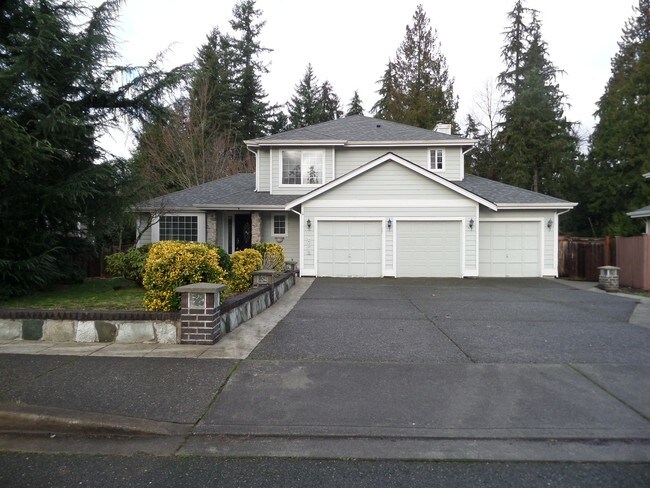 Primary Photo - Large 3-Bedroom House w/New Carpet in Grea...