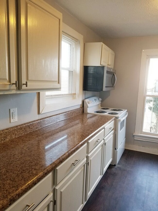 Building Photo - Two Bedroom Two Story Townhome Close to th...