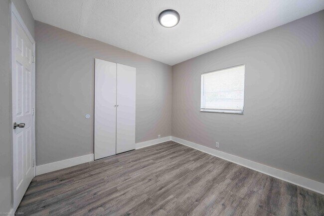 Building Photo - 510 SW 13th Pl