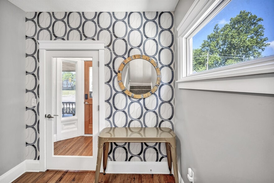 Building Photo - 1501 E 105th St