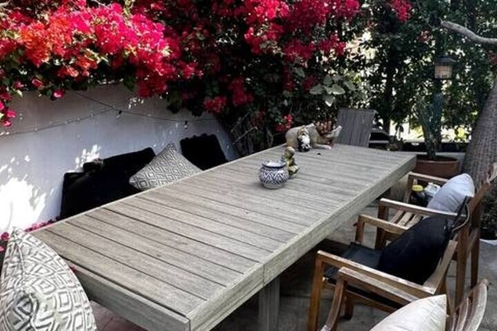 Building Photo - 1126 N Hoover St