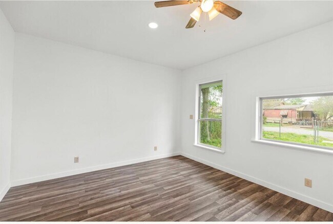 Building Photo - 1920 Spence St