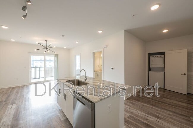 Building Photo - 525 Parkway Dr NE