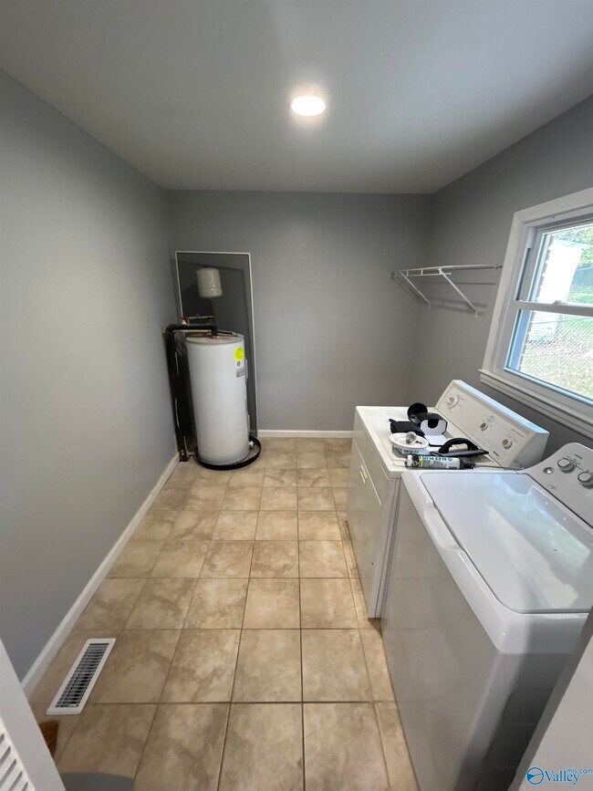 Building Photo - 6202 Valley Park Dr NW