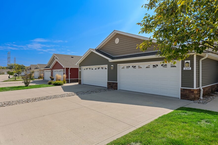 Building Photo - Redwood White Lake