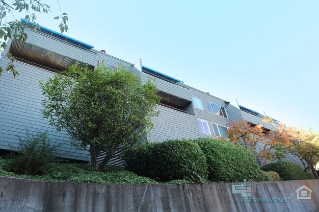 Building Photo - Condo Near OHSU with Huge Deck, Stunning Views and Parking