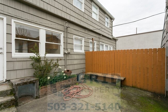Building Photo - GPM569 - SE Caruthers St (T2)