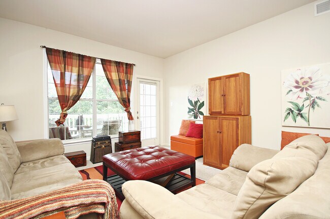Building Photo - Top Floor, Pet-Friendly Riverbend Condo on Pantops