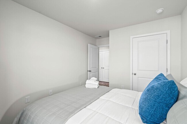 Building Photo - All Inclusive Seasonal Rental Available January 5-March 31st.