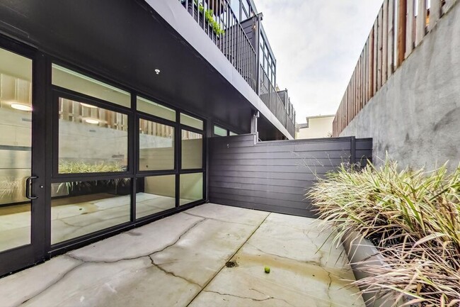 Building Photo - 4435 Piedmont Ave