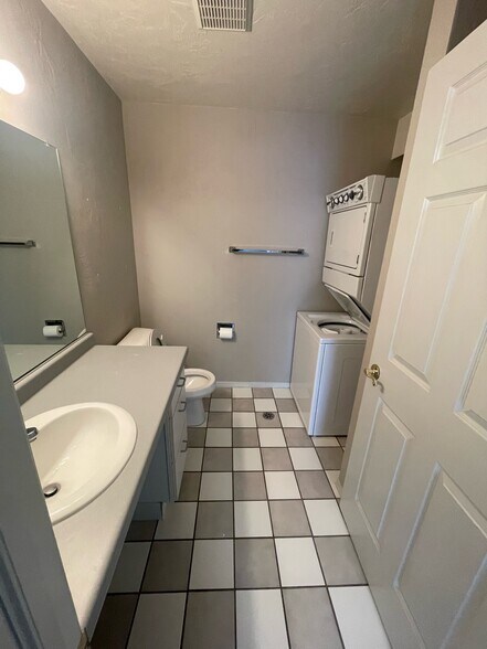 Building Photo - 2453 N Lynndale Dr