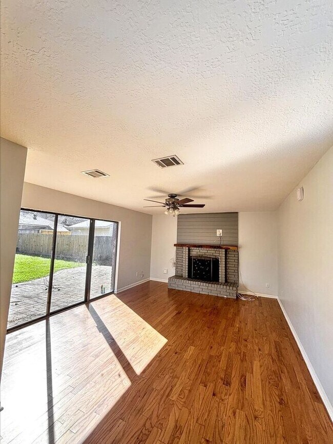 Building Photo - 4330 Meadow Springs Dr