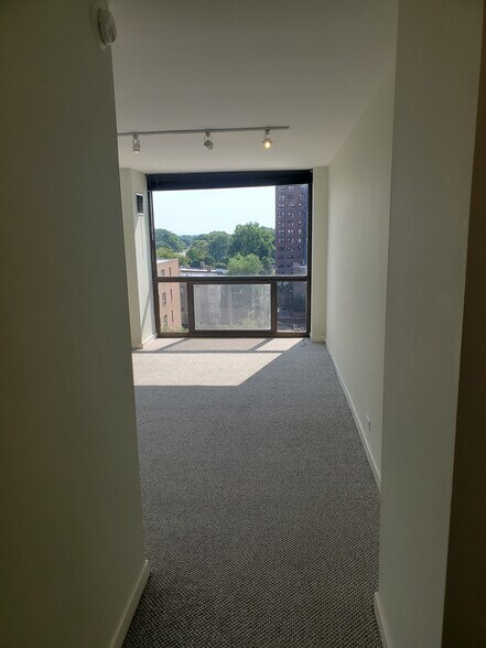 Building Photo - 4343 N Clarendon Ave