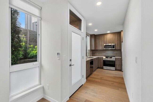 Building Photo - Hilltop Gem w/ AC and 360° Rooftop Views (1st Month Free)