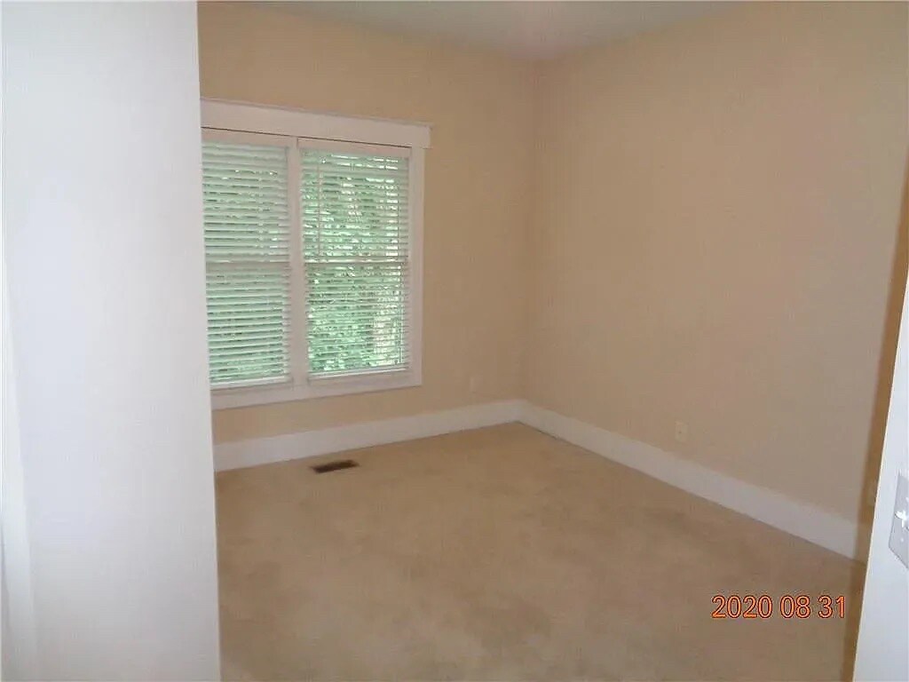 Building Photo - Room in House on Creekview Ridge Dr NE