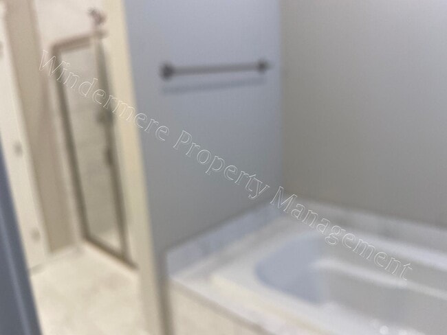 Building Photo - 3-Level Home with Garage and Primary Suite