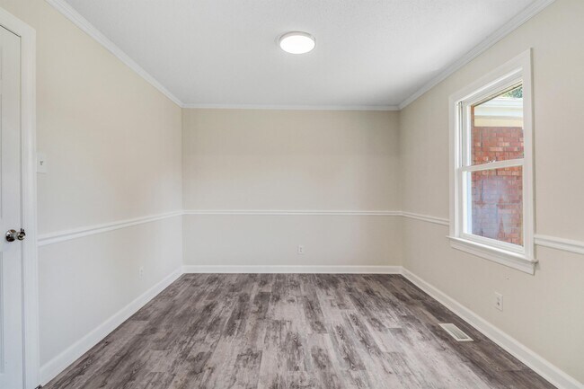 Building Photo - 302 Cedar Rd