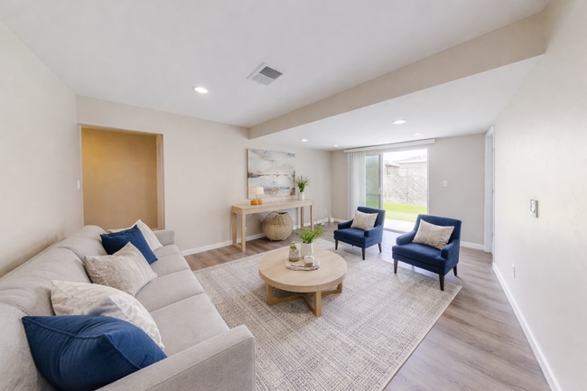 Building Photo - Spacious 5 BR 2 BA!