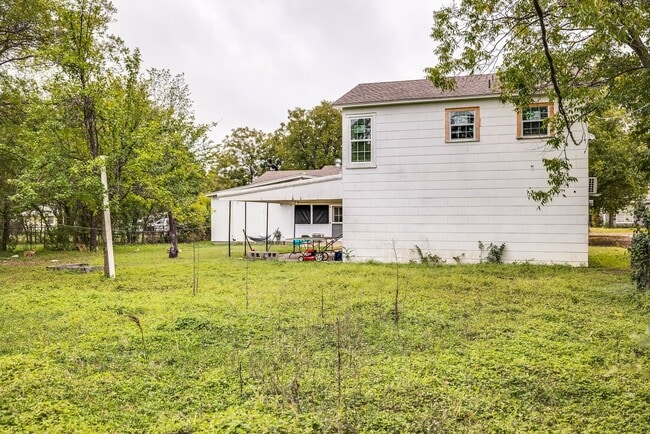 Building Photo - Updated apartment in great location