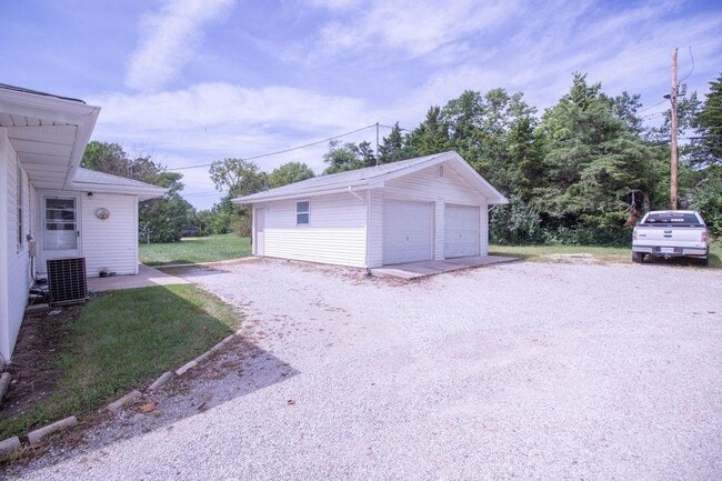 Building Photo - 2817 N Willowbrook Rd