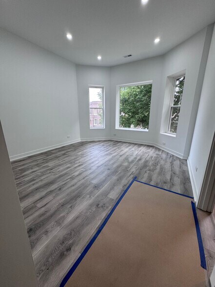 Building Photo - 4421 W Monroe St